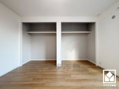 大きなクローゼット付きの洋室で整理整頓しやすいです。お洋服はもちろん、スーツケースなどの大物もしっかり収納できます。