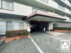 広々とした明るいエントランス。綺麗に整備されており、帰宅時や来客時にも気持ちの良い空間です。