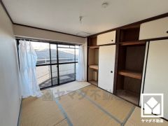 バルコニーにつながるお部屋で、通風・陽当たり良好。