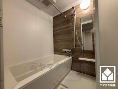 1日の疲れを癒す浴室でゆったりリフレッシュ。ナチュラルな木目調のアクセントパネルは落ち着いた雰囲気を演出してくれます。