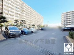 敷地内に駐車場を完備（月額12000円）。重い荷物や雨の日の移動もスムーズで、快適なカーライフを実現。空き状況等は弊社スタッフまでお気軽にお問い合わせください。