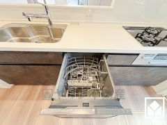 毎日の家事の負担を軽減でき、水道代の節約にもなる食器洗乾燥機付き。