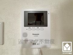 突然の来訪時でも安心なモニター付きインターホンを完備。お留守番中のお子様でも簡単に来訪者の確認ができます。