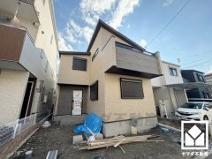 キッチンはカウンター付きの対面式。配膳や片付けがしやすく、お料理中でもお子様の様子が分かって安心です。