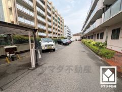 敷地内に駐車場を完備。重い荷物や雨の日の移動もスムーズで、快適なカーライフを実現。空き状況等は弊社スタッフまでお気軽にお問い合わせください。