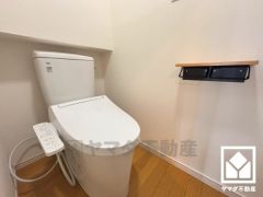 明るく清潔感溢れるトイレです。温水洗浄便座付きで、季節を問わずいつでも温かい便座をお使いいただけます。