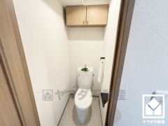 明るく清潔感溢れるトイレです。