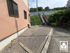 駐車スペースを2台分確保（サイズ要確認）。重い荷物や雨の日の移動もスムーズで、快適なカーライフを実現。来客時にも便利です。