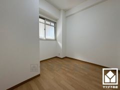 約4帖の洋室です。お子様のお部屋などにも丁度良い広さです。