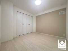 約5.4帖の洋室です。お子様のお部屋などにも丁度良い広さです。