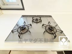 家族のごはん作りがはかどる。同時調理ができる3口コンロ付き。