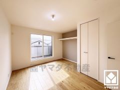 バルコニーにつながるお部屋で、通風・陽当たり良好。