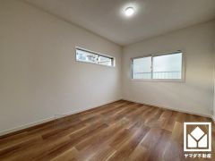 約5.5帖の洋室です。2面採光で、明るい陽光がたっぷり差し込む心地よい生活空間です。