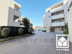 収納力豊富なウォークインクローゼット付き。お洋服はもちろん、スーツケースなどの大物もしっかり収納できます。