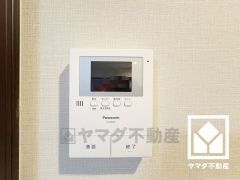 突然の来訪時でも安心なモニター付きインターホンを完備。お留守番中のお子様でも簡単に来訪者の確認ができます。