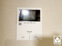 突然の来訪時でも安心なモニター付きインターホンを完備。お留守番中のお子様でも簡単に来訪者の確認ができます。
