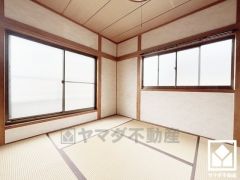 大きな窓からは明るい光が降り注ぎます。温かみのある畳のスッキリとしたデザインが、暮らしを心地よく彩ります。