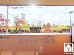 南向きバルコニーで陽当たり、風通し良好。緑に囲まれた美しい眺望が広がり、陽射しを感じながら贅沢な時間を過ごすことができます。