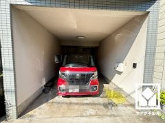 約9.3㎡のインナーガレージを完備。重い荷物や雨の日の移動もスムーズで、快適なカーライフを実現。