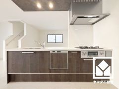 フラットタイプのカウンターキッチンなので配膳や片付けがしやすく、お料理中でもお子様の様子が分かって安心です。