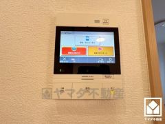 突然の来訪時でも安心なモニター付きインターホンを完備。お留守番中のお子様でも簡単に来訪者の確認ができます。