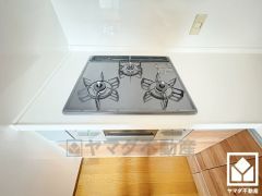 家族のごはん作りがはかどる。同時調理ができる3口コンロ付き。