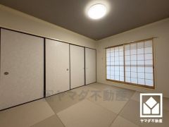 約6帖の和室です。リビングに隣接しており、一体利用も可能です。子どもの遊び場、お昼寝スペース、家族のくつろぎ空間にも。和室があると、暮らしの幅がぐんと広がる。