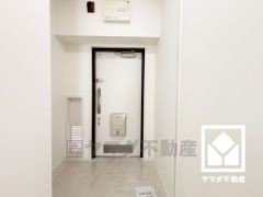 白を基調とした明るい玄関で、毎日を爽やかにスタート。広々とした開放感と清潔感あふれる空間が、訪れる人々を温かく迎えます。