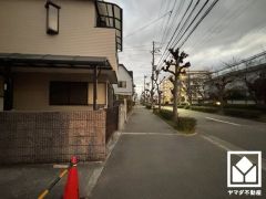 前面道路幅員約14.8mとゆったりとした広さがあるのでファミリーカー等の車の出入れも楽にできます。