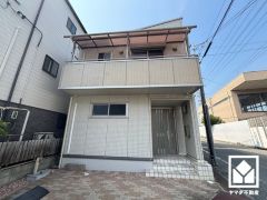 南向きバルコニーで陽当たり、風通し良好。広々としているため、お洗濯物をたっぷりと干す事ができます。屋根付きなので急な雨の日も安心ですね。
