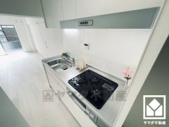 調理に手間がかかりがちな肉や魚を、短時間でサッと焼き上げることができるグリル付き。換気効率が高くお手入れしやすいスリム型のレンジフードも完備。スッキリとしたスタイリッシュなデザインも魅力の一つです。