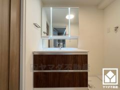 収納付きでスッキリお使い頂ける3面鏡の洗面台です。縦に2本配置されたLED照明が顔全体を明るく均等に照らしてくれるので、スキンケアやメイクがしやすくなります。