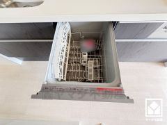 毎日の家事の負担を軽減でき、水道代の節約にもなる食器洗乾燥機付き。