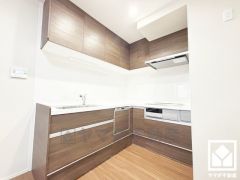 キッチンは空間を有効活用できる壁付けタイプ。L型なので作業動線が最短距離で効率良く動けます。コーナー部分の作業スペースをより広く確保できているのも魅力です。