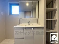 バスタオルやパジャマ等を収納できるリネン庫。洗剤等のストックも収納できるので、洗面室をすっきり清潔に保つことができそうです。可動棚なので用途に合わせて高さを調整できます。