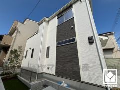 3LDK、土地面積80.91平米、建物面積80.84平米、木造3階建。2025年9月上旬完成予定。