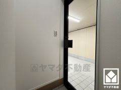 白を基調とした明るい玄関で、毎日を爽やかにスタート。ガラス扉の開放感と清潔感あふれる空間が、訪れる人々を温かく迎えます。