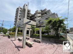 陽光に映える美しい外観。街並みに馴染みながらも、ひときわ目を引く存在感。