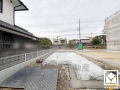 「ファミリーマート近松公園」まで徒歩3分、「コープ尼崎近松」まで徒歩8分、「ウエルシア尼崎御園店」まで徒歩9分など、お買い物施設が徒歩圏内に複数あり便利な住環境です。