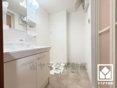 収納豊富でスッキリお使い頂ける洗面台です。洗面ボウルが広めなので、忙しい朝でも身支度がしやすく時短になります。