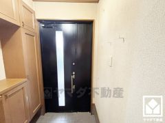 ドアの窓から光が差し込み、外出時にも帰宅時にも、明るい気持ちになれる玄関です。