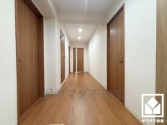 シンプルで洗練された玄関スペース。帰るたびにホッとできる、心地よい住まいの入り口。