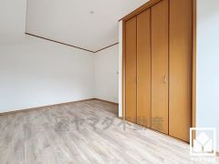 約9帖の2階洋室です。全居室フローリングでお掃除ラクラクです。