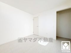 約6.1帖の2階洋室です。ウォークインクローゼット付きのお部屋で整理整頓しやすいです。