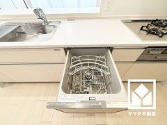 毎日の家事の負担を軽減でき、水道代の節約にもなる食器洗乾燥機付き。