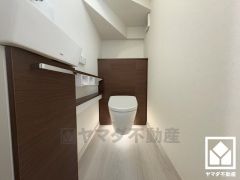 トイレが1階と2階にあるので、朝の忙しい時間にも混雑せず快適です。フットライト付きで明るく存在感があります。機能性とセンスが融合した、居心地の良いプライベートスペースです。