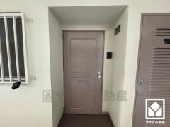 シンプルで洗練された玄関デザイン。帰るたびにホッとできる、心地よい住まいの入り口。