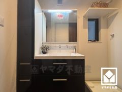 収納豊富なトールキャビネット付きでスッキリお使い頂ける3面鏡の洗面台です。洗面ボウルが広めなので、忙しい朝でも身支度がしやすく時短になります。