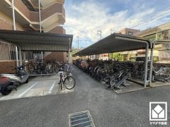 屋根付き駐輪場なので、雨や風、直射日光から自転車を守ることができます。