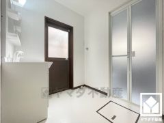 洗面室には勝手口があり、一時的なゴミ置場としても便利です。アウトドア用品のお手入れなど、汚れやすい作業を行った後にそのままお風呂や洗面所へ直行できるので衛生的です。